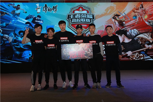 全队在中场 全队在中场